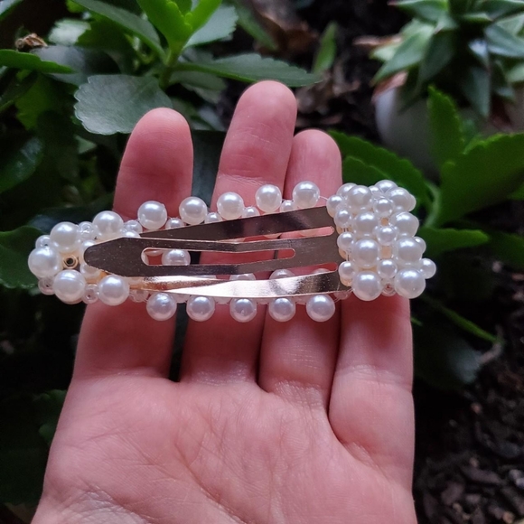 New Gold Faux Pearl Hair Clip - Picture 3 of 3